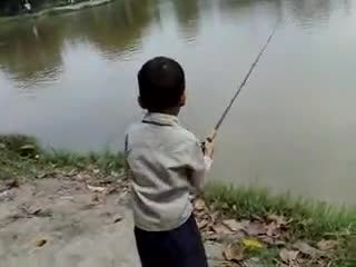 ماهیگیری کودک و ماهی بزرگ بسیار دیدنی است