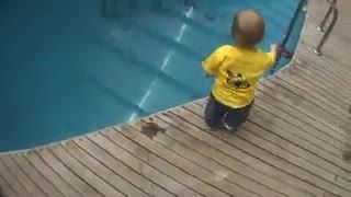 شنا کردن یه بچه که حتی راه رفتنشم درست یاد نگرفته
