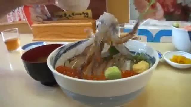 غذای سنتی ژاپنی با رقص ماهی مرکب !!