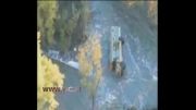 سقوط اتوبوس مدرسه از بالای پل به داخل رودخانه!