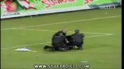 کتک خوردن حسابی پلیس ها  دربازی فوتبال توسط تماشاگران