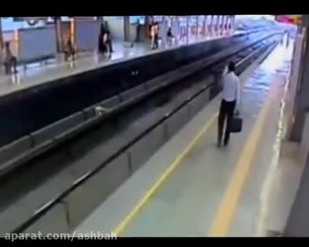 خودکشی وحشتناک ودلخراش درایستگاه قطار!!