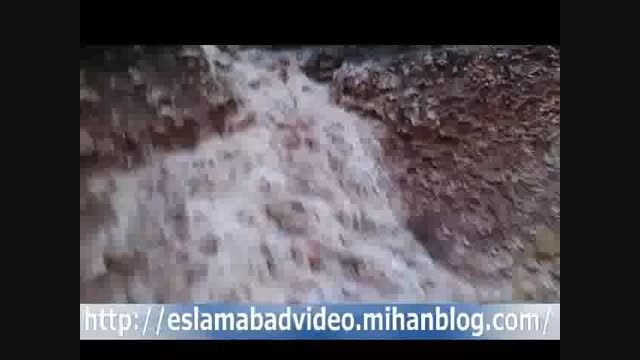 جاری شدن آب از کوه های اسلام آباد