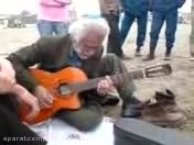 پیرمرد گیتاریست!