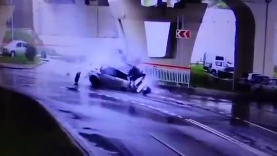سقوط یک خودرو از روی پل در روسیه!