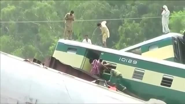 سقوط سه واگن مسافری قطار راه آهن در رودخانه