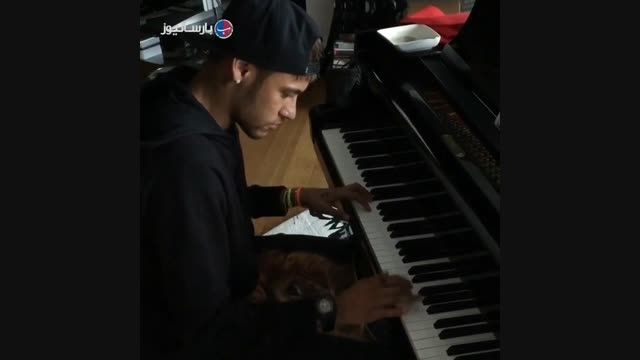نواختن پیانو توسط نیمار
