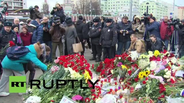 مراسم یادبود قربانبان حملات پاریس در مسکو