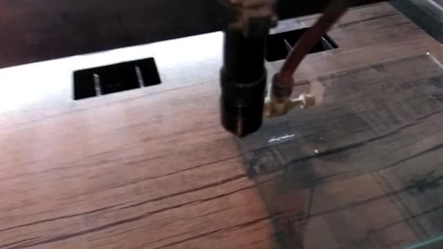 حکاکی روی سطح شیشه با لیزر