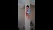بالا رفتن پسر بچه از دیوار راست