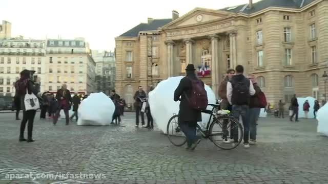 تکه یخهای بزرگ در پاریس در اعتراض به وضعیت آب و هوا