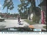 پلیس وحشی امریکا با تفنگ الکتریکی به دختر جوان شلیک می کند
