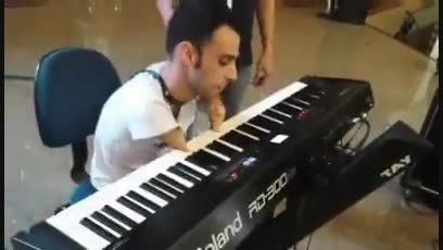 پیانو زدن پسر بدون دست  و بسیار زیبا