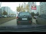 انتقام عجیب عابر روس از اتومبیل پارک شده به صورت غیر قانونی در خیابان