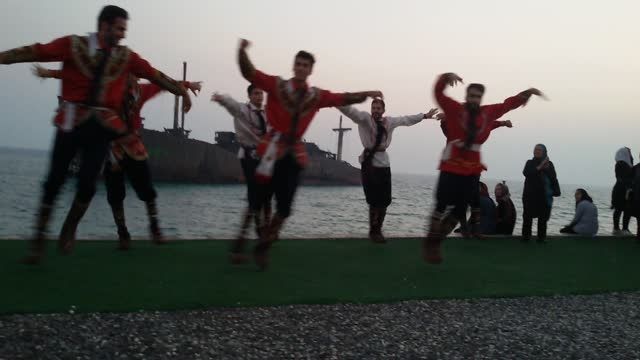 اجرا در کنار کشتی یونانی توسط گروه شایجان