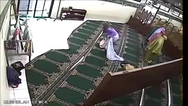 دزدی از کیف نمازگزاران در مسجد توسط دختری جوان