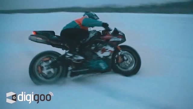 حرکات نمایشی با پورشه، موتورسیکلت و اتومبیل برفی روی یخ