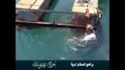 ویدئویی باورنکردنی: مرد یمنی روی آب می نشیند!&lrm;