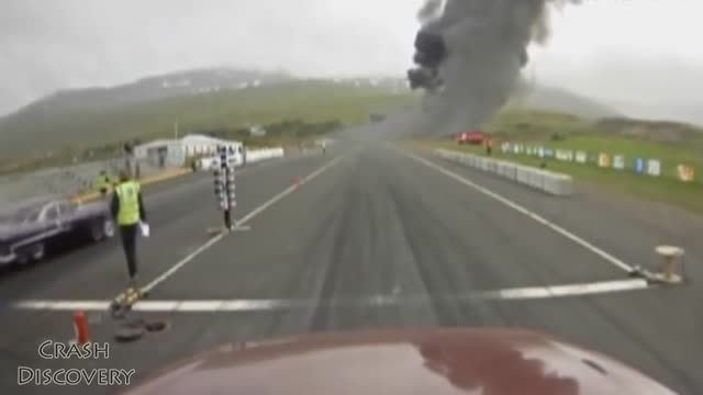 لحظه ترسناک سقوط هواپیما بر روی پیست درگ در ایسلند