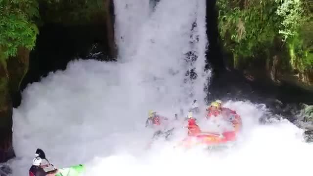 بازی در بلند ترین آبشار در نیوزلند ☹♡