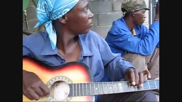 گیتار زدن زن آفریقایی