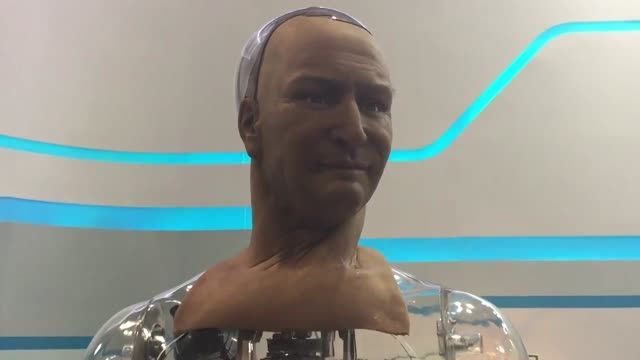رباتی که صحبت می کند و نسبت به حالت چهره شما واکنش نشان