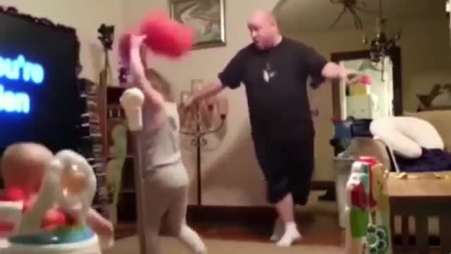 رقص پدر برای بازی با فرزندانش