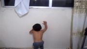 بالا رفتن از دیوار صاف (امیر سه ساله)