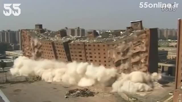 لحظه تخریب انفجاری كنترل شده ساختمان ها