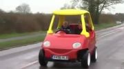 رانندگی با ماشین اسباب بازی دوران کودکی با سرعت 110 کیلومتر
