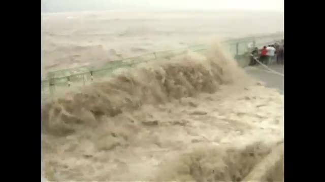 World&#039;s largest tidal bore soaring in Chinese river