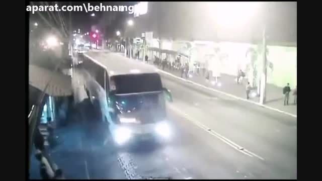 خودکشی مرد دیوانه زیر اتوبوس...!