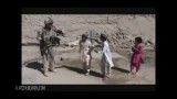 رقص پسر افغانی با سرباز امریکایی