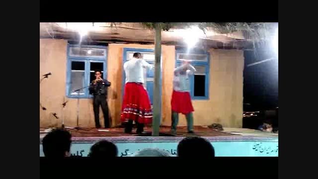 آیین سنتی رقص مردان با دامن زنانه درجشنواره اقوام ایران