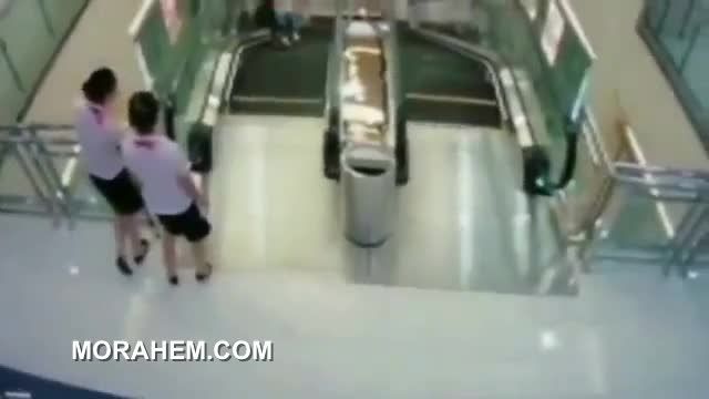 پله برقی فروشگاهی در چین یک زن را بلعید