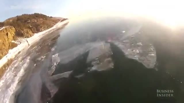 ویدیو جالب از شکستن یخ دریاچه و اسکی باز
