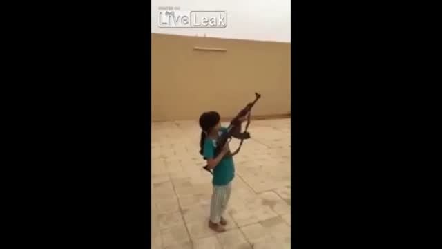 دادن اسلحه به یک دختر بچه ۱۰ ساله عربستانی