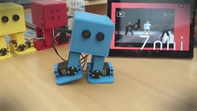 یک روبوت که شبیه مایکل جکسون می رقصد