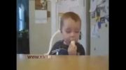 خوابیدن بچه در خورد موز