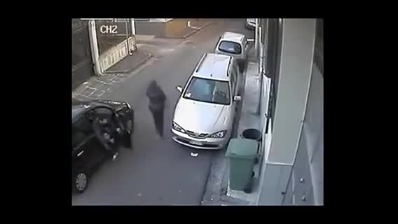 حمله دو نفر به یک زن در خیابان