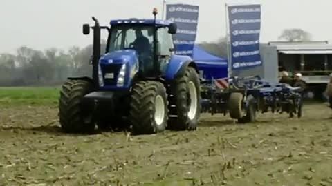 New Holland T 8040 in Aktion .