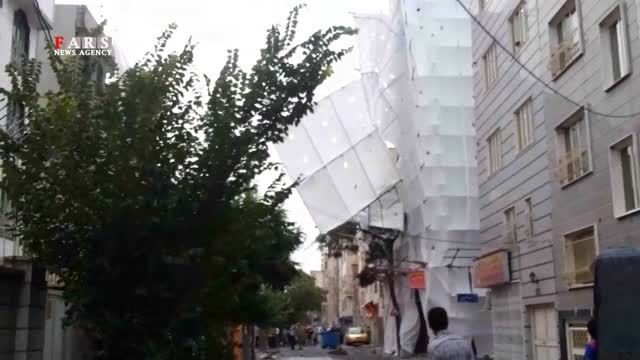سقوط داربست بر اثر طوفان تهران