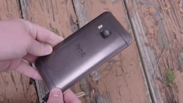 حمله به HTC One M9 با چکش و چاقو - گجت نیوز
