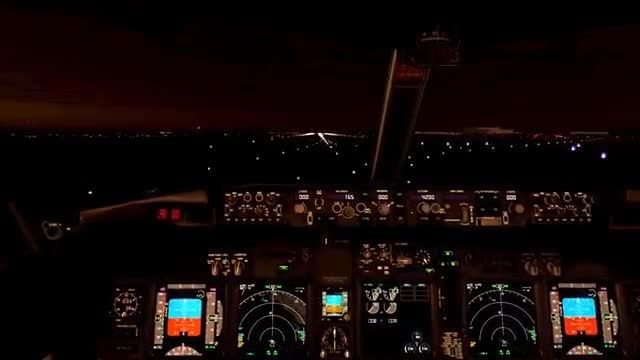 فرود Boeing 737-900 در شب