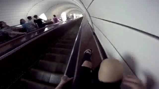 سفر خطرناک یک جوان ماجراجوی روسی بر بالای قطار شهری