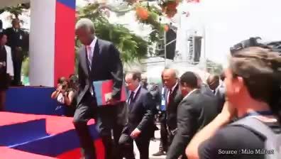 لحظه زمین خوردن فرانسوا اولاند در هائیتی!!!!