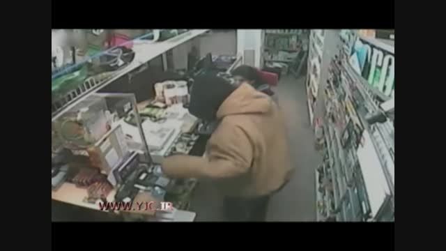 درگیری شدید کارمند فروشگاه با دزد نقابدار!!