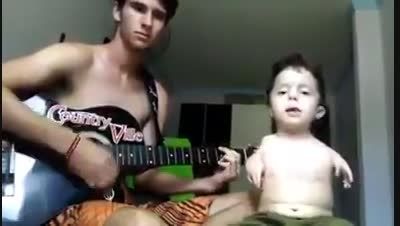 گیتار و اوازه بچه