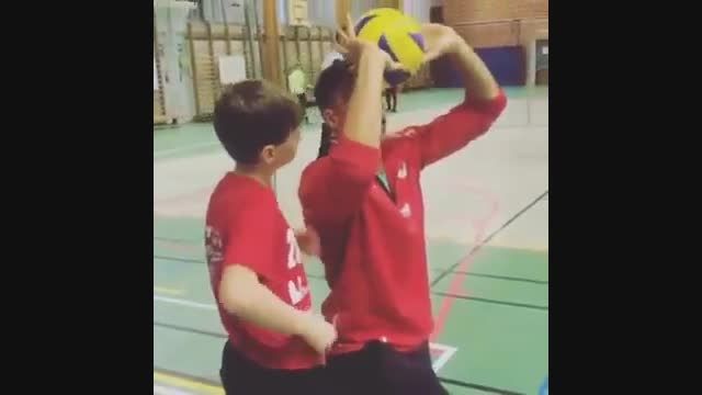 آموزش والیبال به بچه ها