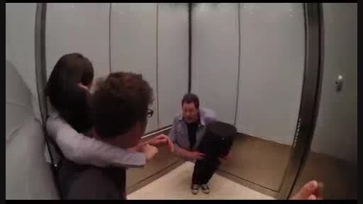 دوربین مخفی مرد نیم تنه درآسانسور